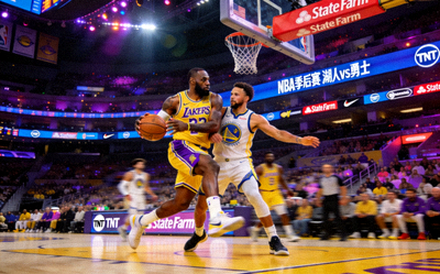 NBA季后赛直播画面 - 洛杉矶湖人队与金州勇士队的激烈对抗