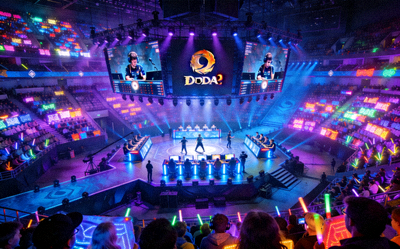 DOTA2国际邀请赛舞台全景，战队选手正在激烈对抗，观众席座无虚席