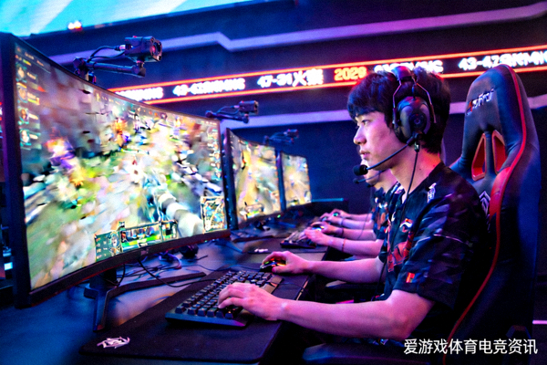 电子竞技比赛现场选手操作设备的画面 - 爱游戏体育电竞资讯