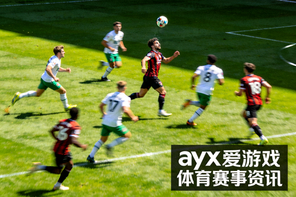 足球比赛开球瞬间，球员在绿茵场上展开攻防，ayx爱游戏体育赛事资讯配图
